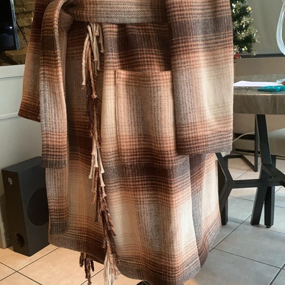 ELIE TAHARI- beautiful knee length belted coat, Unlined like a comfy blanket - Picture 3 of 8